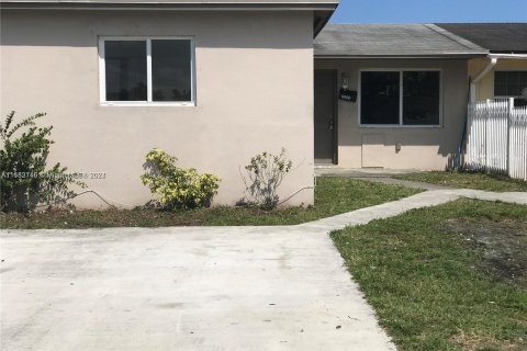 Casa en venta en Miami Gardens, Florida, 3 dormitorios, 105.54 m2 № 1348325 - foto 1