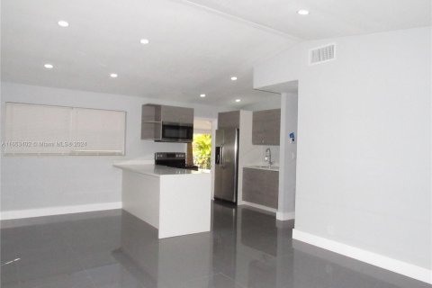 House in Fort Lauderdale, Florida 3 bedrooms, 91.42 sq.m. № 1348321 - photo 2