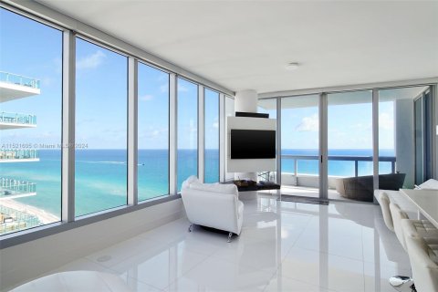 Condo in Miami Beach, Florida, 2 bedrooms  № 972215 - photo 1