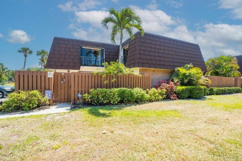 Adosado en venta en Stuart, Florida, 2 dormitorios, 119.66 m2 № 1135413 - foto 1