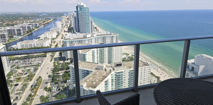 Condominio en Hollywood, Florida, 2 dormitorios  № 701415