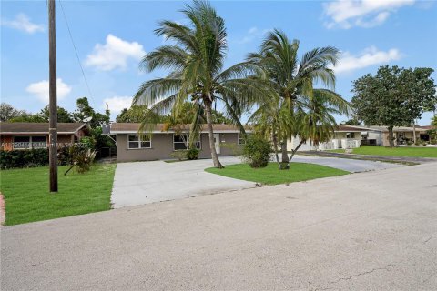 House in Miramar, Florida 4 bedrooms, 156.26 sq.m. № 1380326 - photo 25