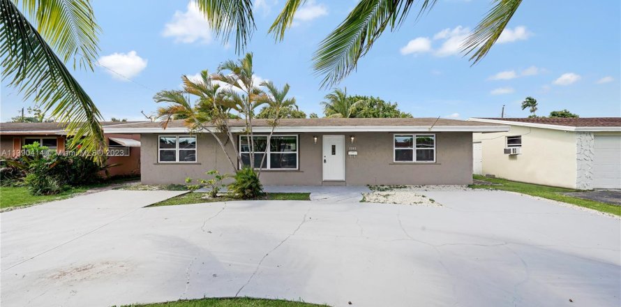 House in Miramar, Florida 4 bedrooms, 156.26 sq.m. № 1380326