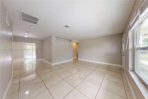 Villa ou maison à vendre à Miramar, Floride: 4 chambres, 156.26 m2 № 1380326 - photo 5