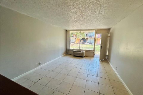 Condo in Orlando, Florida, 2 rooms  № 1354068 - photo 3