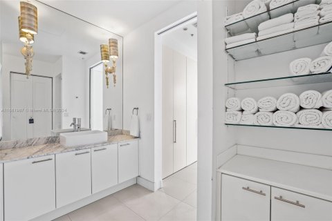 Condo in Miami Beach, Florida, 1 bedroom  № 1428013 - photo 24