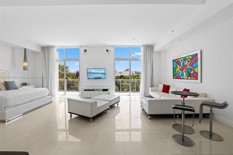 Condo in Miami Beach, Florida, 1 bedroom  № 1428013 - photo 1