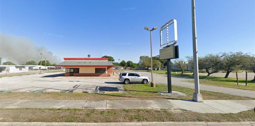 Commercial property in Moore Haven, Florida 266.54 sq.m. № 695218