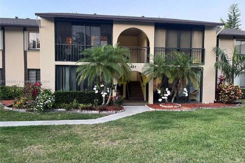 Condo in Greenacres, Florida, 2 bedrooms  № 1180790 - photo 1