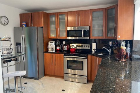 Townhouse in Aventura, Florida 3 bedrooms, 188.78 sq.m. № 1360210 - photo 5