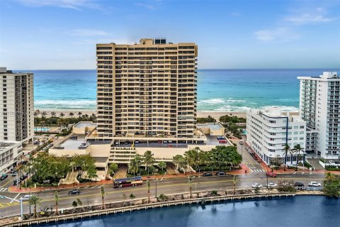 Condo in Miami Beach, Florida, 2 bedrooms  № 1333507 - photo 13