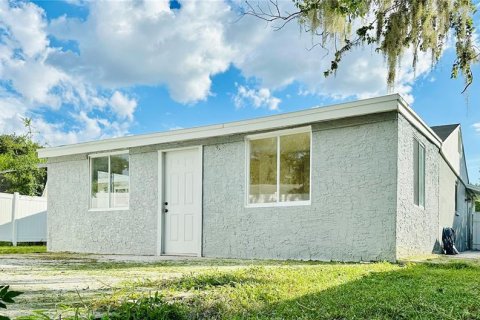 House in Tampa, Florida 3 bedrooms, 156.26 sq.m. № 1337848 - photo 2