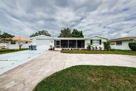 House in New Port Richey, Florida 2 bedrooms, 123.56 sq.m. № 1352933 - photo 1