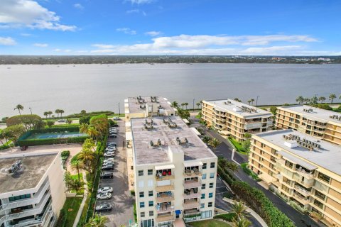 Condo in Palm Beach, Florida, 2 bedrooms  № 976842 - photo 12