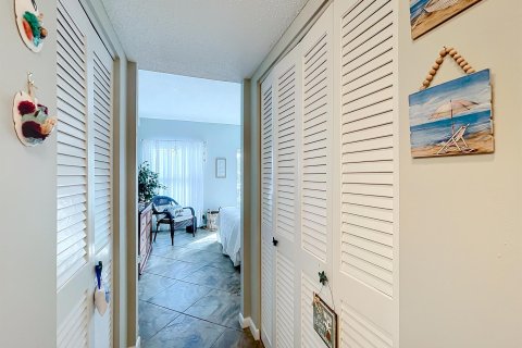 Condo in Palm Beach, Florida, 2 bedrooms  № 976842 - photo 25