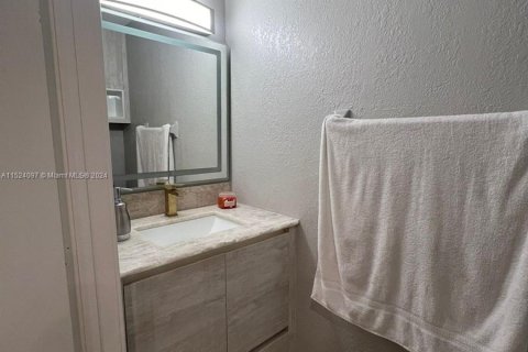 Купить таунхаус в Коконат Крик, Флорида 2 спальни, 122.72м2, № 983125 - фото 23