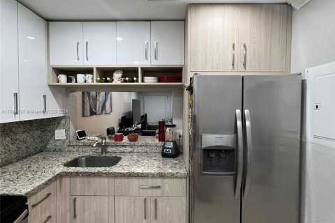 Купить таунхаус в Коконат Крик, Флорида 2 спальни, 122.72м2, № 983125 - фото 4
