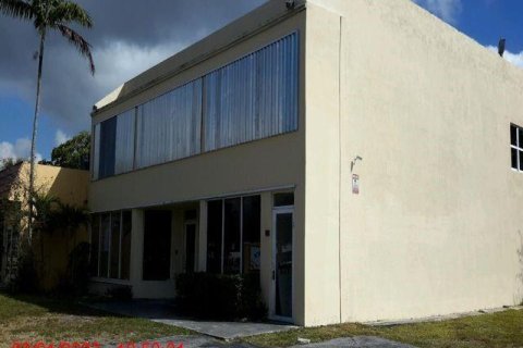 Commercial property in Plantation, Florida № 636440 - photo 2