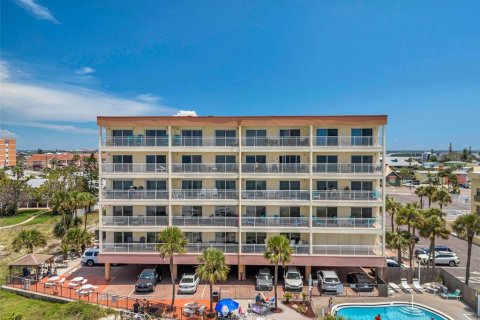 Copropriété à vendre à Madeira Beach, Floride: 2 chambres, 103.12 m2 № 1344198 - photo 1