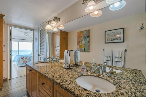 Condo in Madeira Beach, Florida, 2 bedrooms  № 1344198 - photo 30