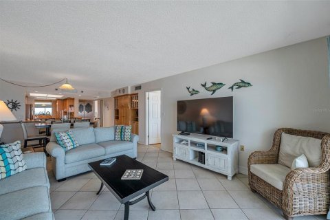 Condo in Madeira Beach, Florida, 2 bedrooms  № 1344198 - photo 25