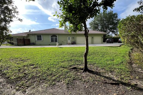 House in Davie, Florida 4 bedrooms, 286.42 sq.m. № 1118745 - photo 20