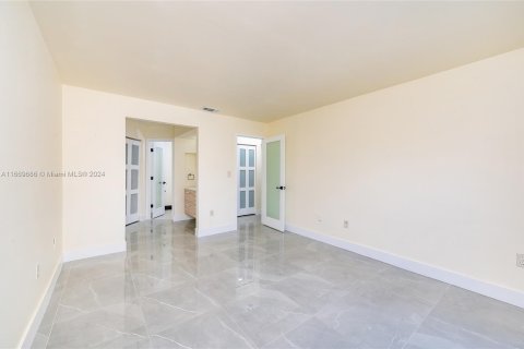 Townhouse in Miami, Florida 2 bedrooms, 103.59 sq.m. № 1387897 - photo 13