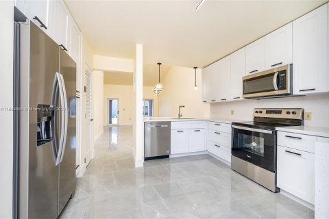 Townhouse in Miami, Florida 2 bedrooms, 103.59 sq.m. № 1387897 - photo 11