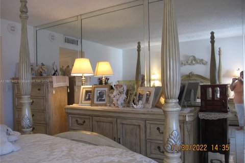 Condo in Hallandale Beach, Florida, 2 bedrooms  № 1387854 - photo 23