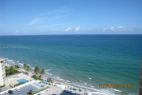 Condo in Hallandale Beach, Florida, 2 bedrooms  № 1387854 - photo 1