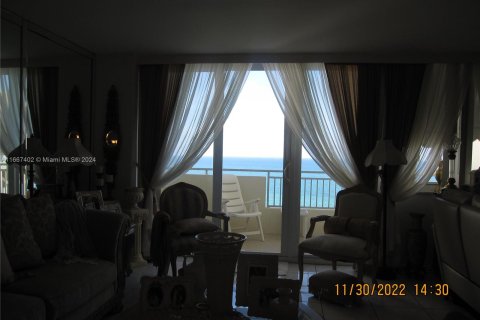 Condo in Hallandale Beach, Florida, 2 bedrooms  № 1387854 - photo 9