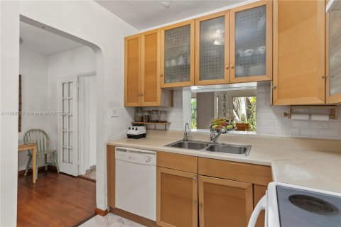 House in Miami Beach, Florida 2 bedrooms, 105.35 sq.m. № 1181646 - photo 17