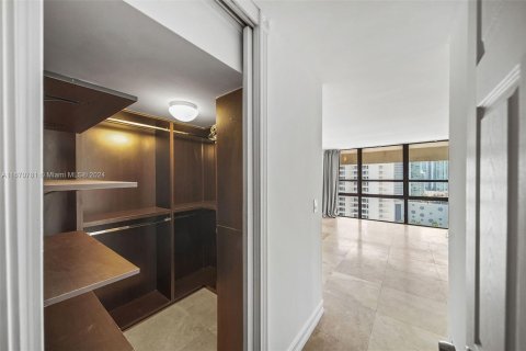 Condo in Miami, Florida, 2 bedrooms  № 1389960 - photo 13