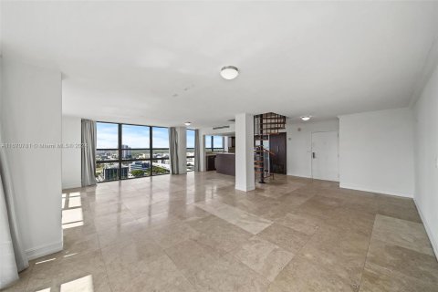 Condo in Miami, Florida, 2 bedrooms  № 1389960 - photo 2