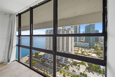 Condo in Miami, Florida, 2 bedrooms  № 1389960 - photo 10