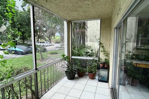 Condominio en venta en Lauderhill, Florida, 2 dormitorios, 111.48 m2 № 655831 - foto 1