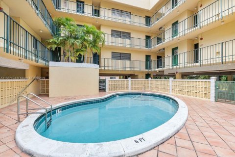 Condominio en venta en Coral Gables, Florida, 2 dormitorios, 87.7 m2 № 1428512 - foto 17