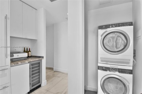 Condo in Miami, Florida, 1 bedroom  № 1332203 - photo 3