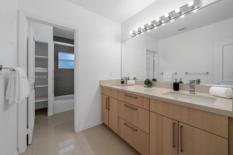 Casa en venta en Miami Beach, Florida, 5 dormitorios, 439.61 m2 № 1305476 - foto 28