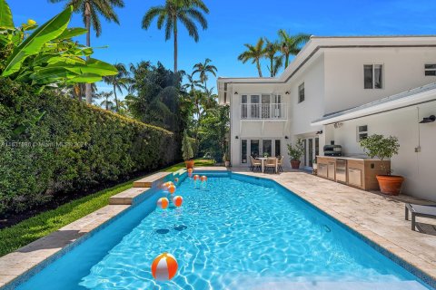 House in Miami Beach, Florida 5 bedrooms, 439.61 sq.m. № 1305476 - photo 8