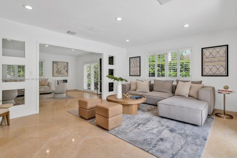 House in Miami Beach, Florida 5 bedrooms, 439.61 sq.m. № 1305476 - photo 14