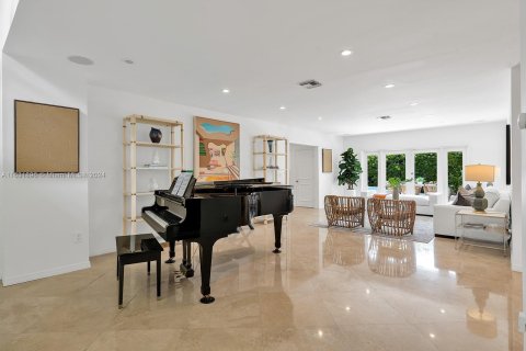 House in Miami Beach, Florida 5 bedrooms, 439.61 sq.m. № 1305476 - photo 3