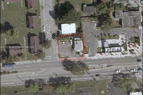 Commercial property in Miami, Florida № 1235249 - photo 1