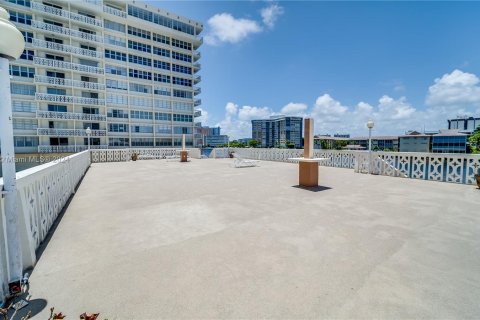 Condominio en venta en Hallandale Beach, Florida, 1 dormitorio, 72.46 m2 № 1294871 - foto 19