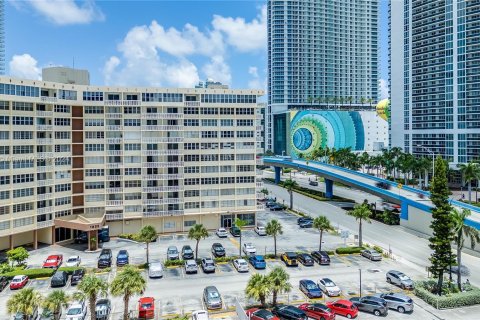 Condo in Hallandale Beach, Florida, 1 bedroom  № 1294871 - photo 2