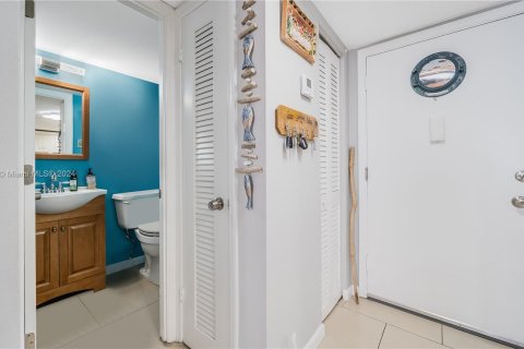 Condo in Hallandale Beach, Florida, 1 bedroom  № 1294871 - photo 10