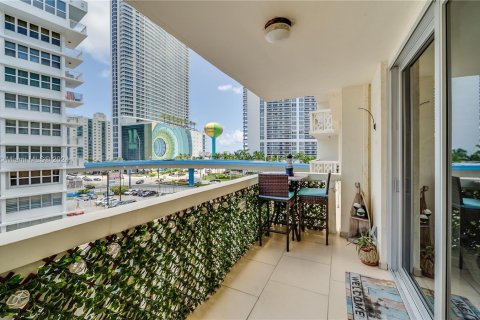 Condo in Hallandale Beach, Florida, 1 bedroom  № 1294871 - photo 13