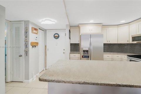 Condo in Hallandale Beach, Florida, 1 bedroom  № 1294871 - photo 6