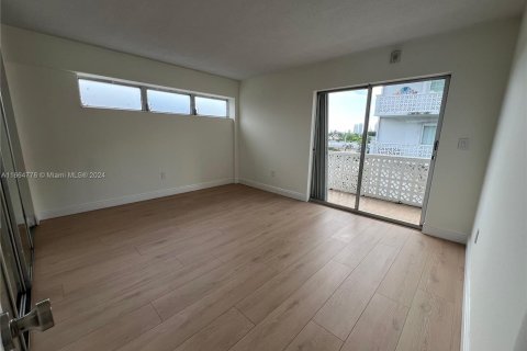 Condo in Miami Beach, Florida, 1 bedroom  № 1378850 - photo 10