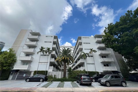 Condo in Miami Beach, Florida, 1 bedroom  № 1378850 - photo 1